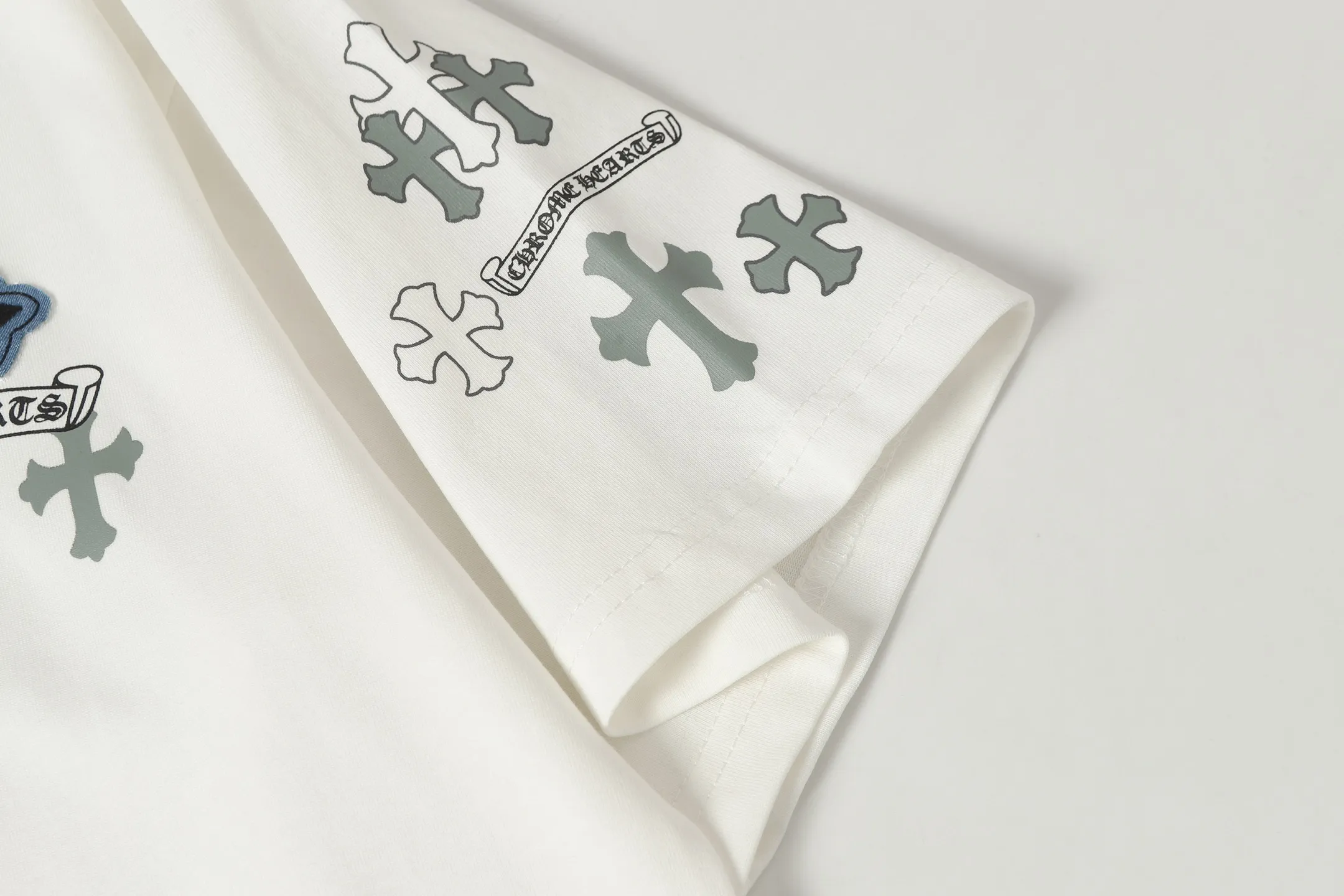 P170 Chrome Hearts CH Chrome Hearts Cross ✝️Denim embroidered Sanskrit short-sleeved T-shirt. Printed using direct injection imported machines. Hardware and accessories are all milled and customized. Correct configuration. Black 2025 Chrome Hearts authentic packaging. 260 grams of custom-dyed double yarn cotton. Large version. Loose and stylish. Differentiated from low version, slim and long version with upper body and hips. 100% commitment: top quality. Not fast food. Highest version on the market. Top quality - different from ordinary versions on the market. If you care about quality, you should also respect the price. Absolutely 0 after-sales service and 0 return rate so far. It’s hard not to love the style - 260g double yarn cotton custom dyed fabric - Correct high-density main mark, washed tag, hand-sewn